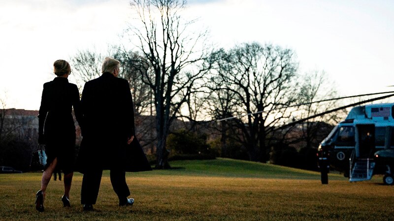 La imagen muestra a Donald Trump y Melania Trump caminando hacia el helicóptero Marine One en la Casa Blanca.