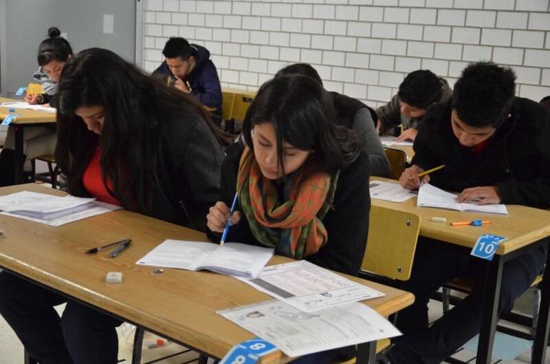 Estudiantes tomando un examen en un aula