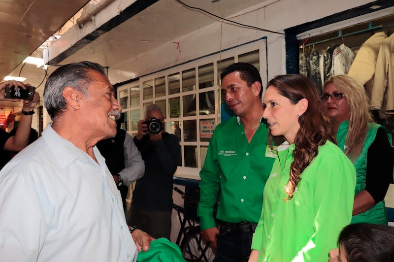 La candidata del PVEM, Karen Castrejón, saluda a los vecinos de Iztapalapa