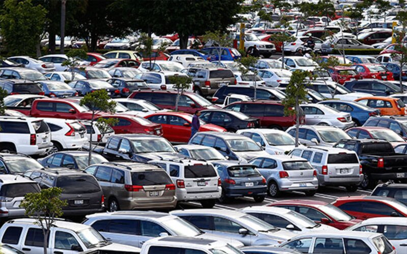 Estacionamiento lleno de coches
