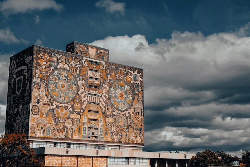 Vista de la Biblioteca Central de la UNAM, símbolo de la universidad, en el contexto de su nuevo programa de austeridad para 2025.