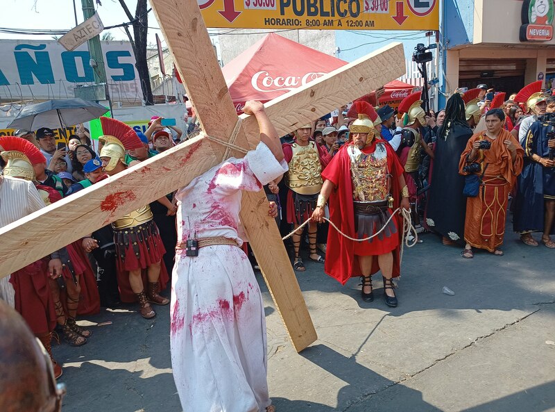 Title: Procesión de Semana Santa en Iztapalapa