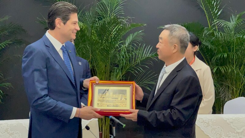 El presidente de México, Andrés Manuel López Obrador, entrega un reconocimiento al presidente de China, Xi Jinping.