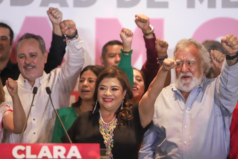 Clara Luz Flores, candidata de Morena a la gubernatura de Nuevo León, durante un mitin de campaña en Monterrey