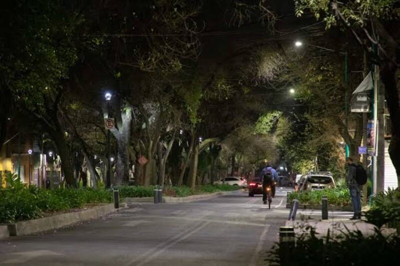 Ciclista en la ciudad de noche
