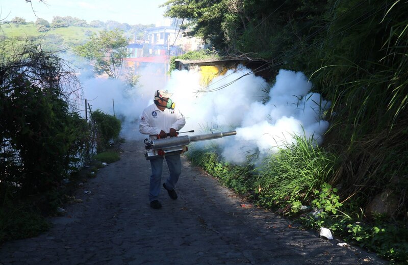 Fumigación en una calle de la Ciudad de México