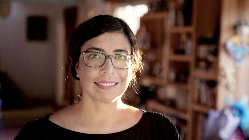 Retrato de una mujer sonriente con gafas