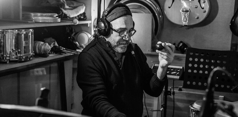 Productor musical trabajando en su estudio