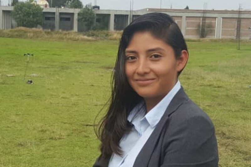 Joven ingeniera en el campo de la energía renovable.