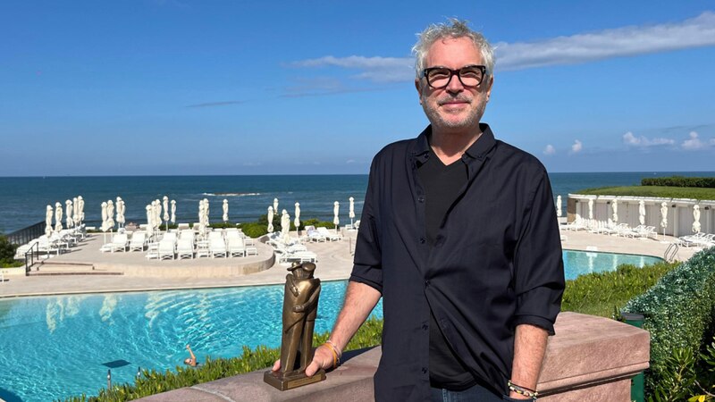 El actor Andy García sostiene un premio Emmy en la piscina de un hotel