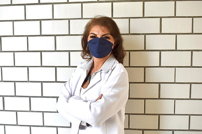 Doctora con mascarilla