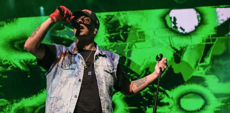 Ozuna cantando en concierto