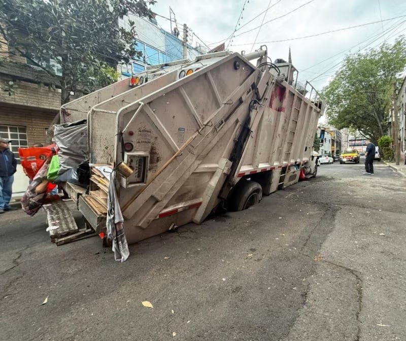 Socavón en la colonia Vista Alegre, en la alcaldía Cuauhtémoc