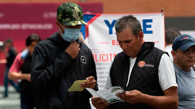 Dos hombres miran un papel