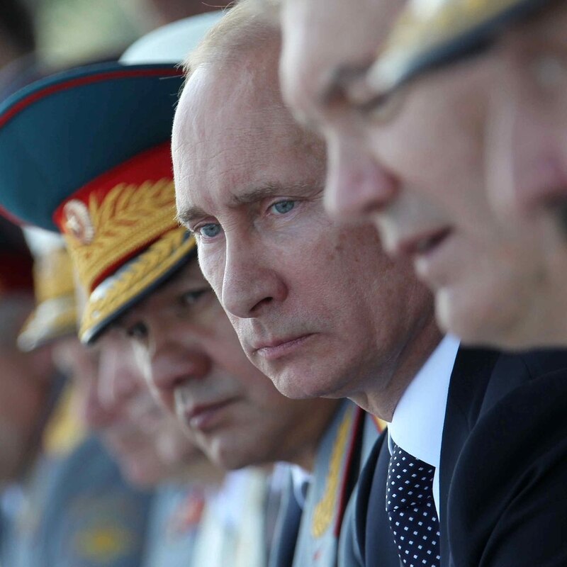 Putin y sus aliados observan un desfile militar