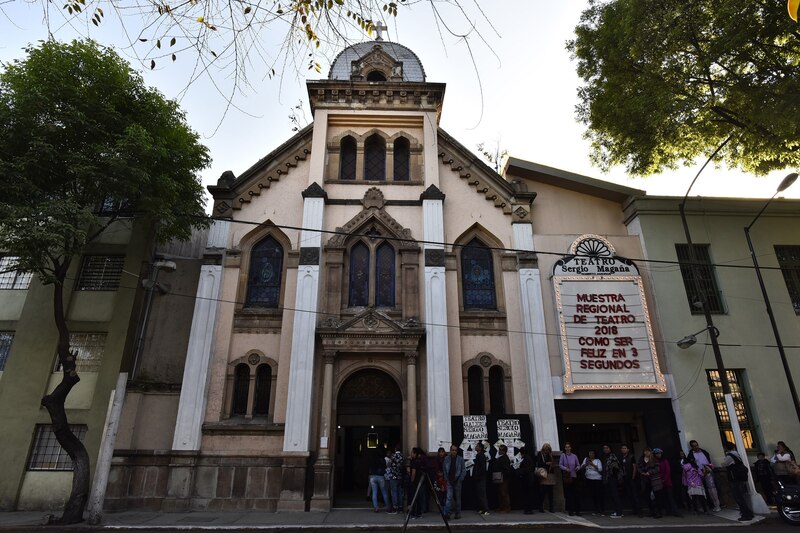 La fachada del Teatro Sergio Magaña