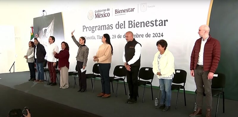 Claudia Sheinbaum y Lorena Cuéllar encabezando reunión con asistentes para presentar proyectos clave en Tlaxcala