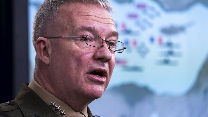 El general Joseph Dunford, presidente del Estado Mayor Conjunto de Estados Unidos, habla durante una conferencia de prensa en el Pentágono.