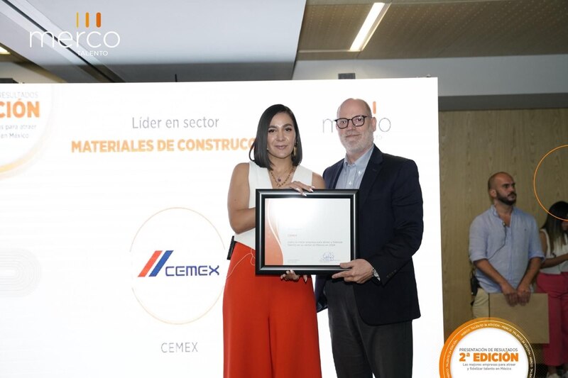 Entrega de premio a Cemex por parte de Merco Talento 2022