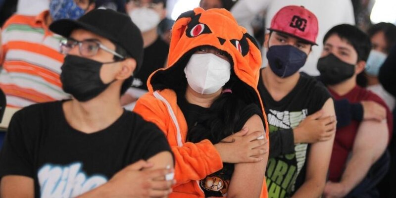 Jóvenes reciben la vacuna contra el COVID-19 en México