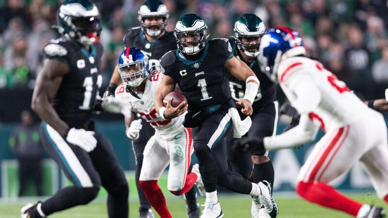 Jalen Hurts esquivando a los jugadores de los Giants