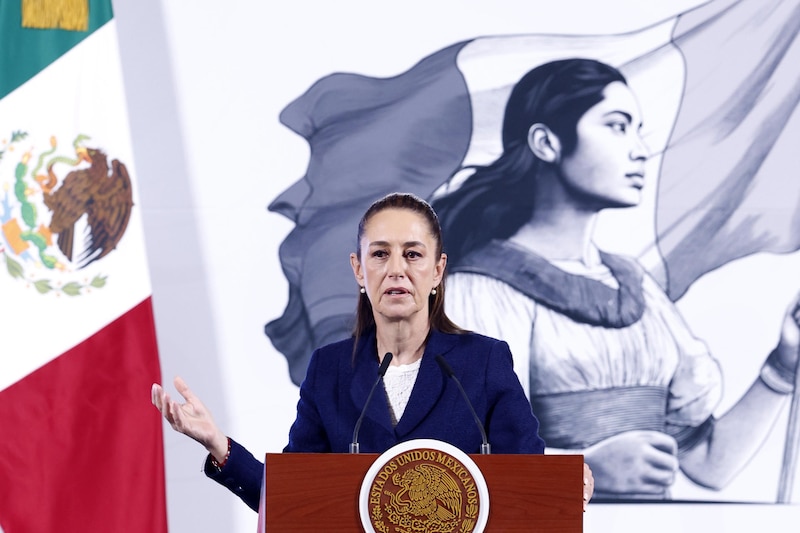 La presidenta de México, Claudia Sheinbaum, habla este lunes durante su conferencia mañanera en Palacio Nacional de la Ciudad de México (México). Sheinbaum se comprometió a estar siempre del lado de las víctimas, pese a los reclamos de familiares de víctimas de feminicidio y desaparición que en la marcha del 8M cuestionaron a la mandataria que en su gobierno "no llegaron todas"