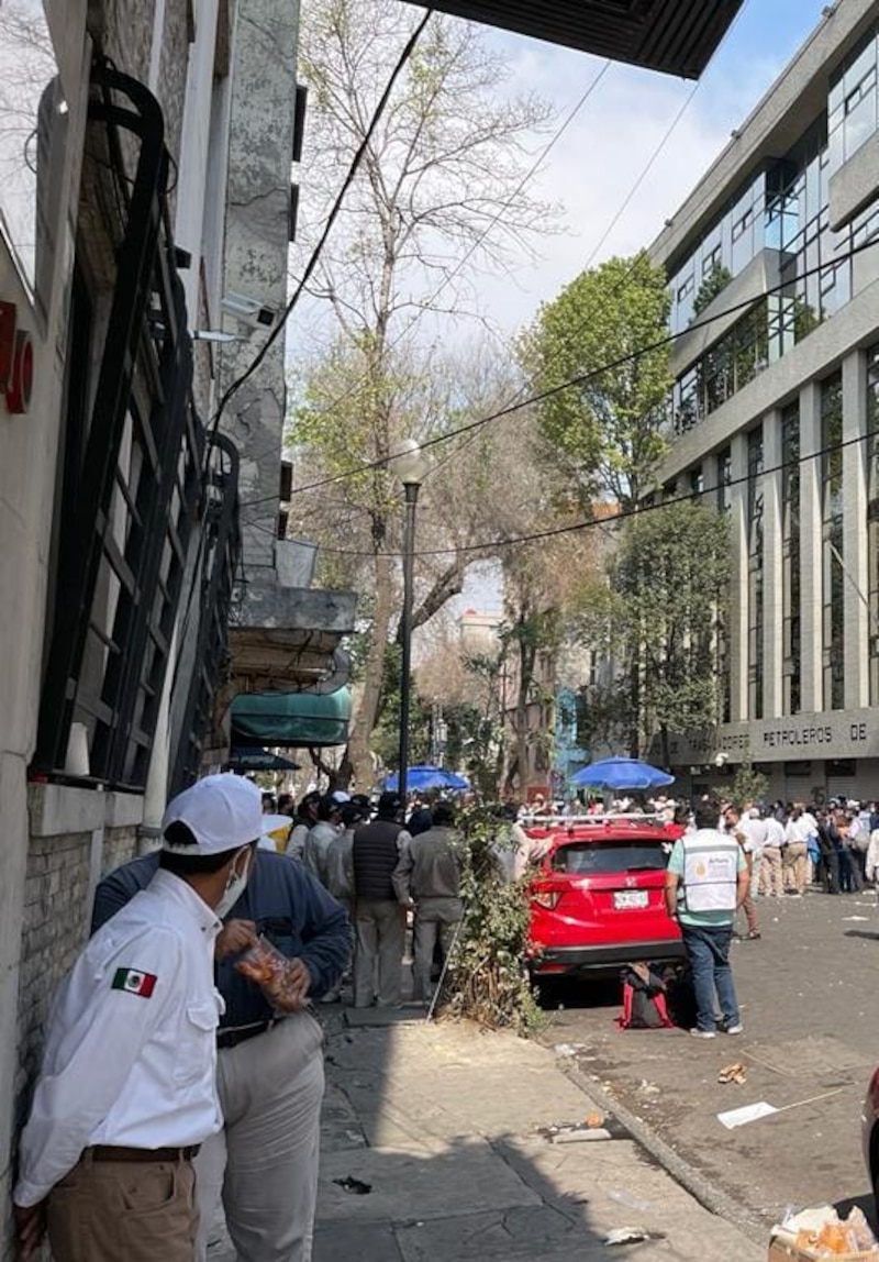 Multitud de personas esperando en la calle