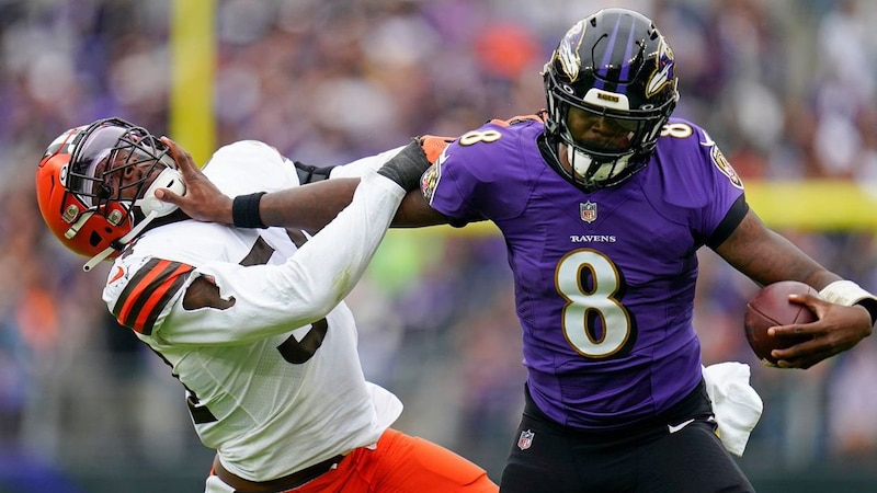 Lamar Jackson escapa de la defensa de los Browns