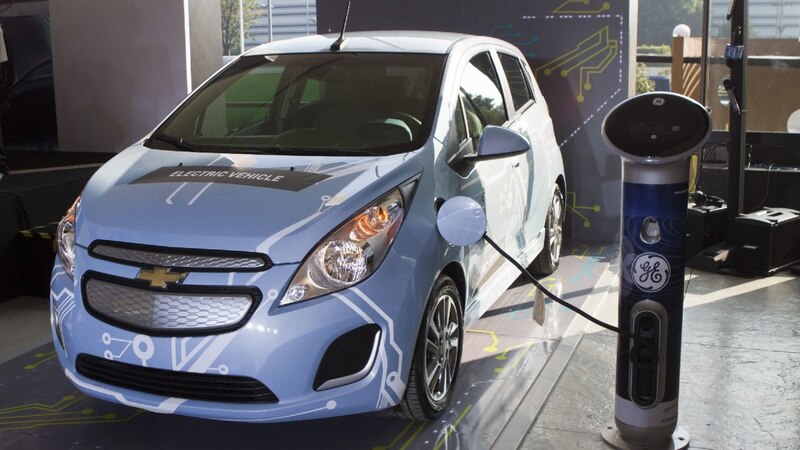 El Chevy Spark EV es un vehículo eléctrico que se recarga en una estación de carga.
