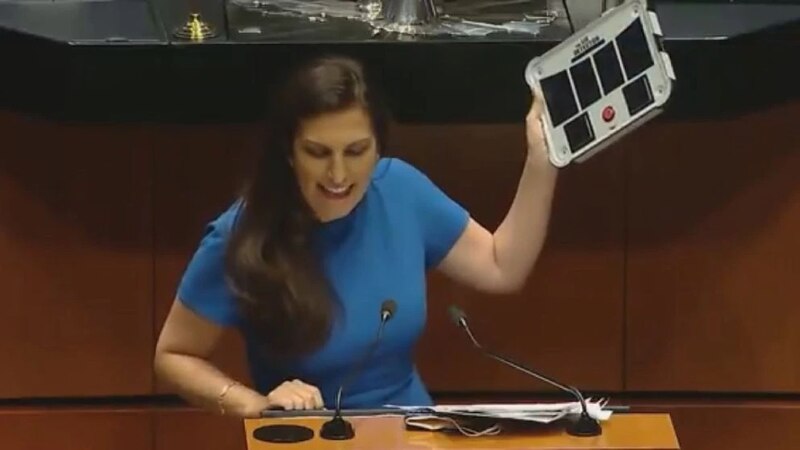 Diputada española arroja un panel solar en el Congreso