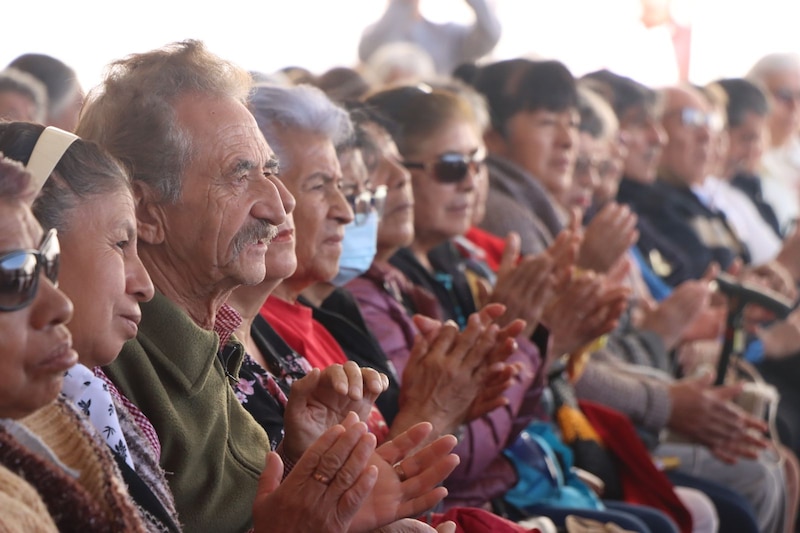 Adultos mayores en la presentación de programa "Actopan Teje Bienestar"