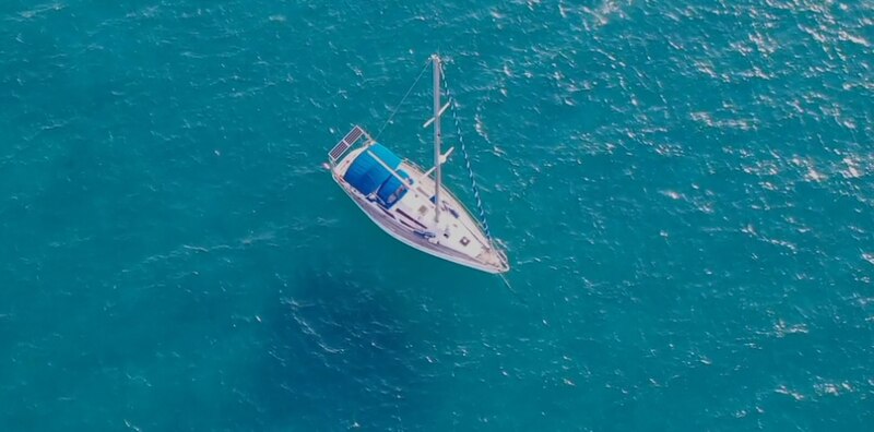 Velero en el mar