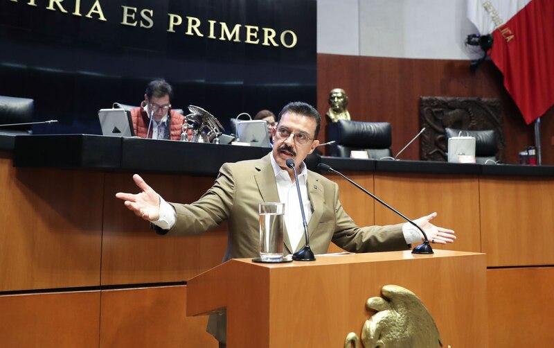 Carlos Lomelí Bolaños en el senado