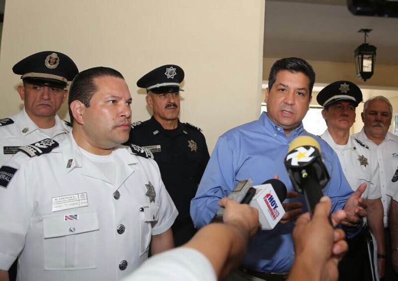 El gobernador de Nuevo León, Samuel García, encabeza la ceremonia de graduación de nuevos policías estatales