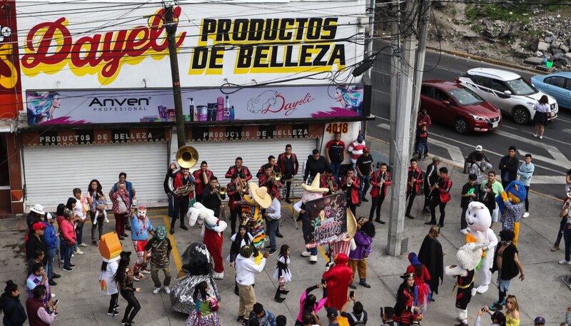 Desfile de disfraces en la calle