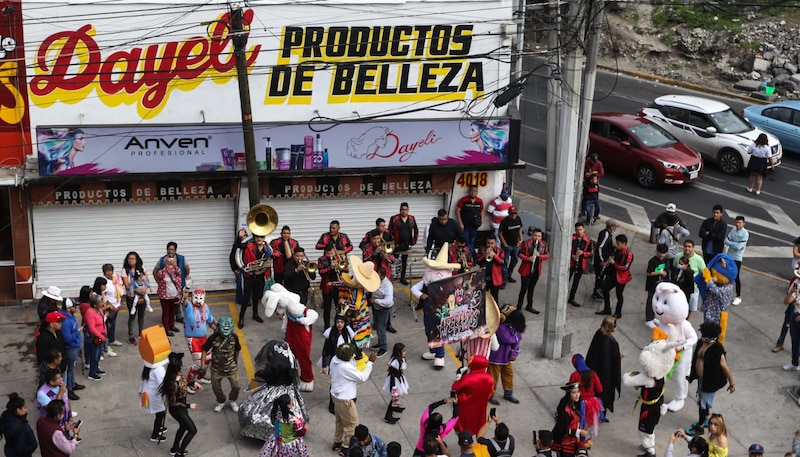 Desfile de disfraces en la calle