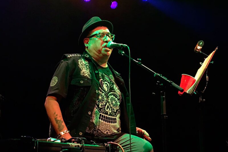 Un músico tocando el teclado en un concierto