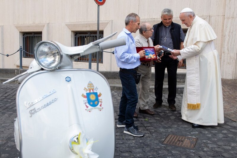 El Papa Francisco bendice una Vespa