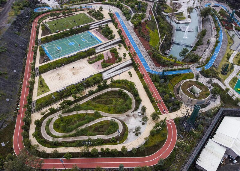 Parque lineal con áreas verdes y deportivas