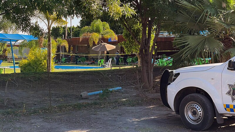 Policía investiga muerte de hombre en piscina