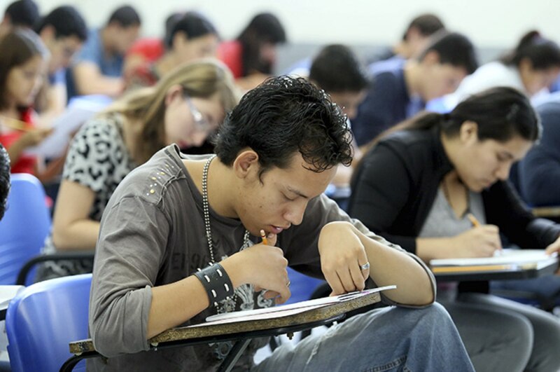 Estudiantes universitarios tomando un examen