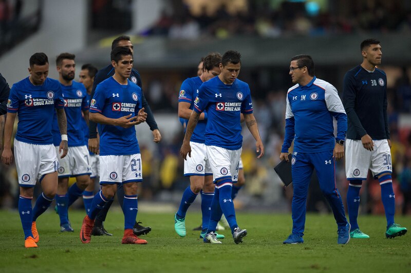 Jugadores de Cruz Azul cabizbajos tras perder la final del Apertura 2018