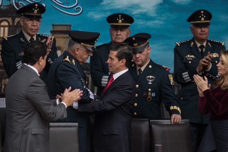 El presidente electo Andrés Manuel López Obrador saluda a militares durante su ceremonia de toma de posesión.