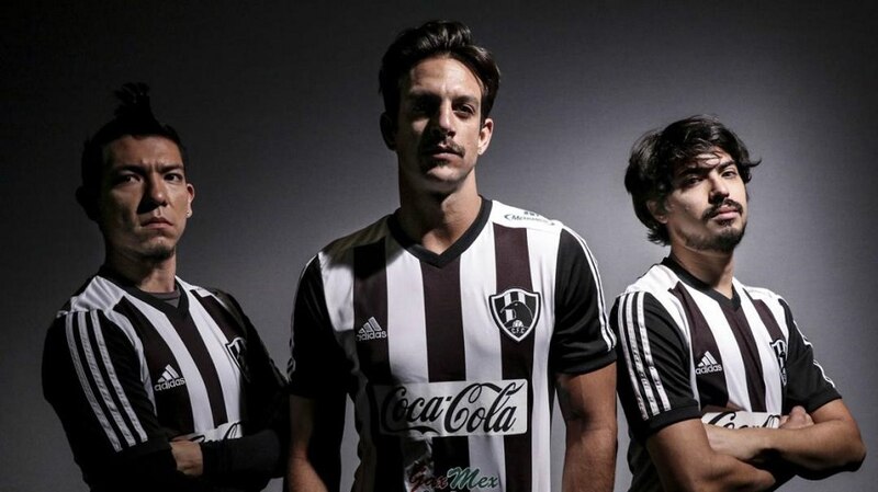Jugadores del Club América presentan el nuevo uniforme