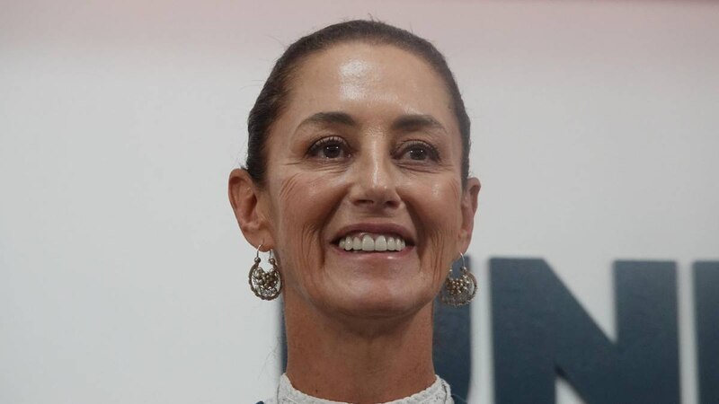 La presidenta de la Comunidad de Madrid, Isabel Díaz Ayuso, sonríe durante un acto público.