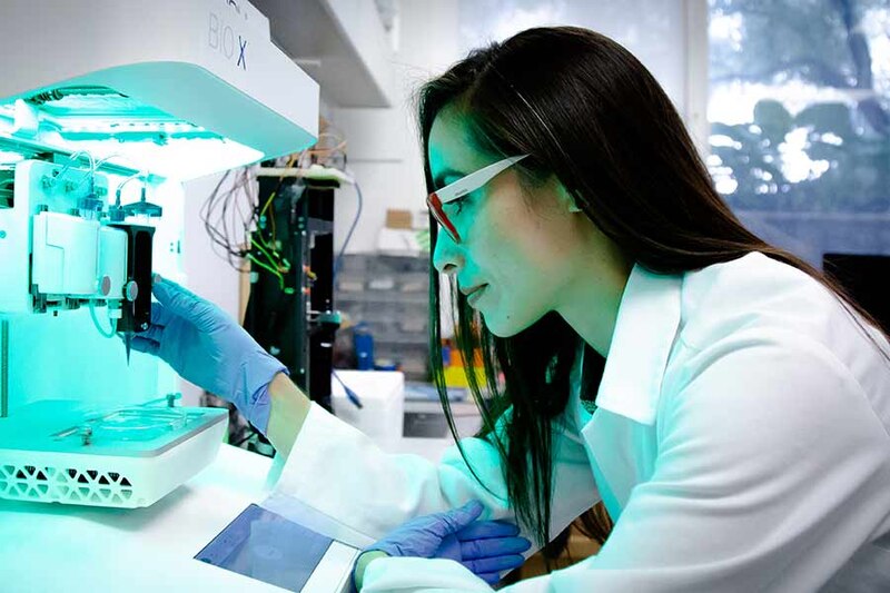 Científica trabajando en un laboratorio