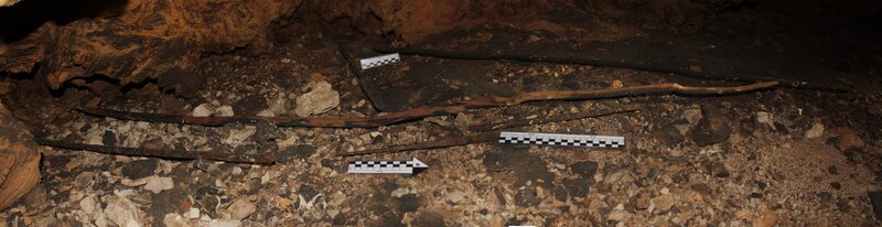 Herramientas de la Edad de Piedra encontradas en una cueva