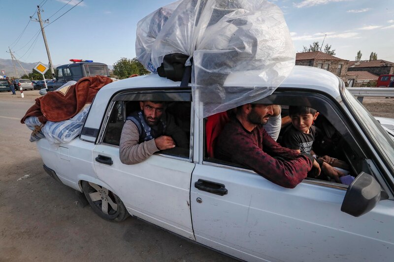 Familia de refugiados viaja en coche