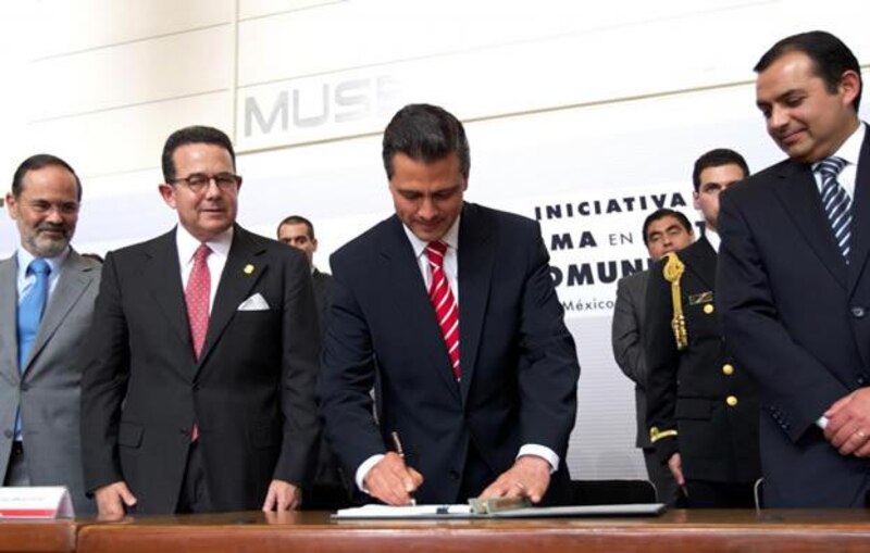 El presidente Enrique Peña Nieto firma la iniciativa de reforma educativa