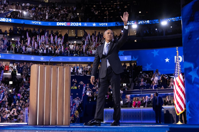 El expresidente Barack Obama saluda a la multitud en la Convención Nacional Demócrata de 2024.